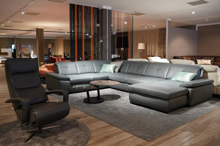 Exposición de una tienda de muebles moderna